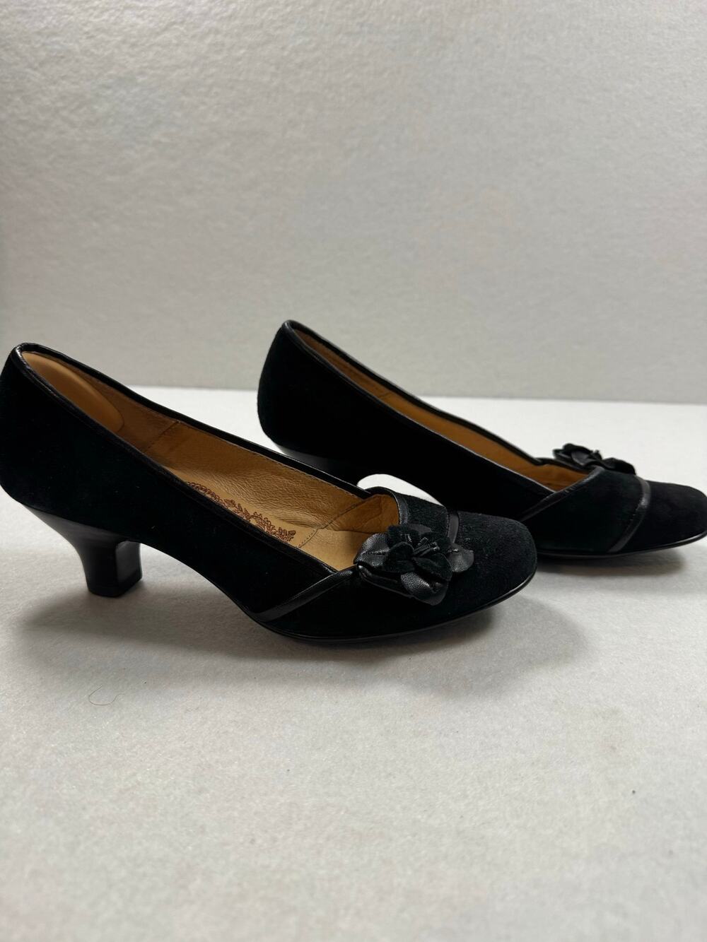 Sofft New Fiorella Black Suede Pumps Rose Detail 2inch Kitten Heels Black 6M